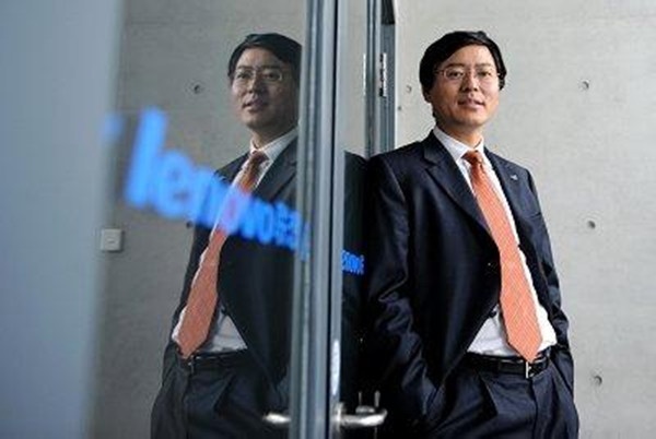 【早報】聯想宣布完成對MOTO的收購,楊元慶表示:手機里我們第三啦!