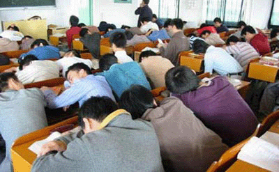 95 后特征：用 iPad 看書，用課本搞繪畫